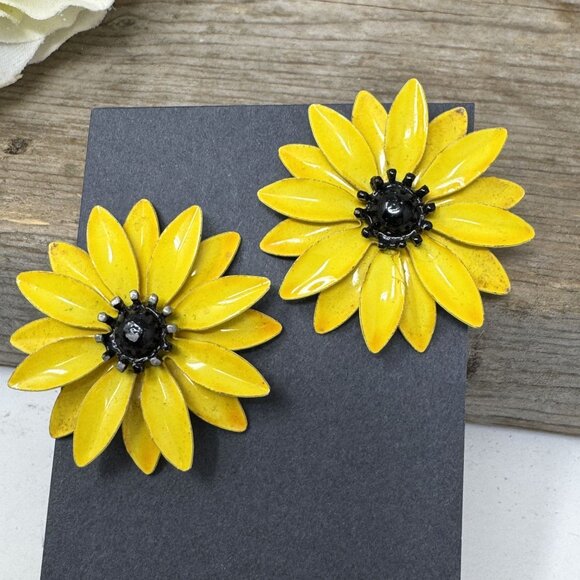 Vintage Metal Yellow Flower Earrings Clip Ons Goldtone Black Centers - Picture 1 of 7